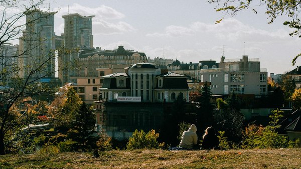 Où séjourner en Bretagne pour des vacances avec des cours de tissage et des balades en forêt?